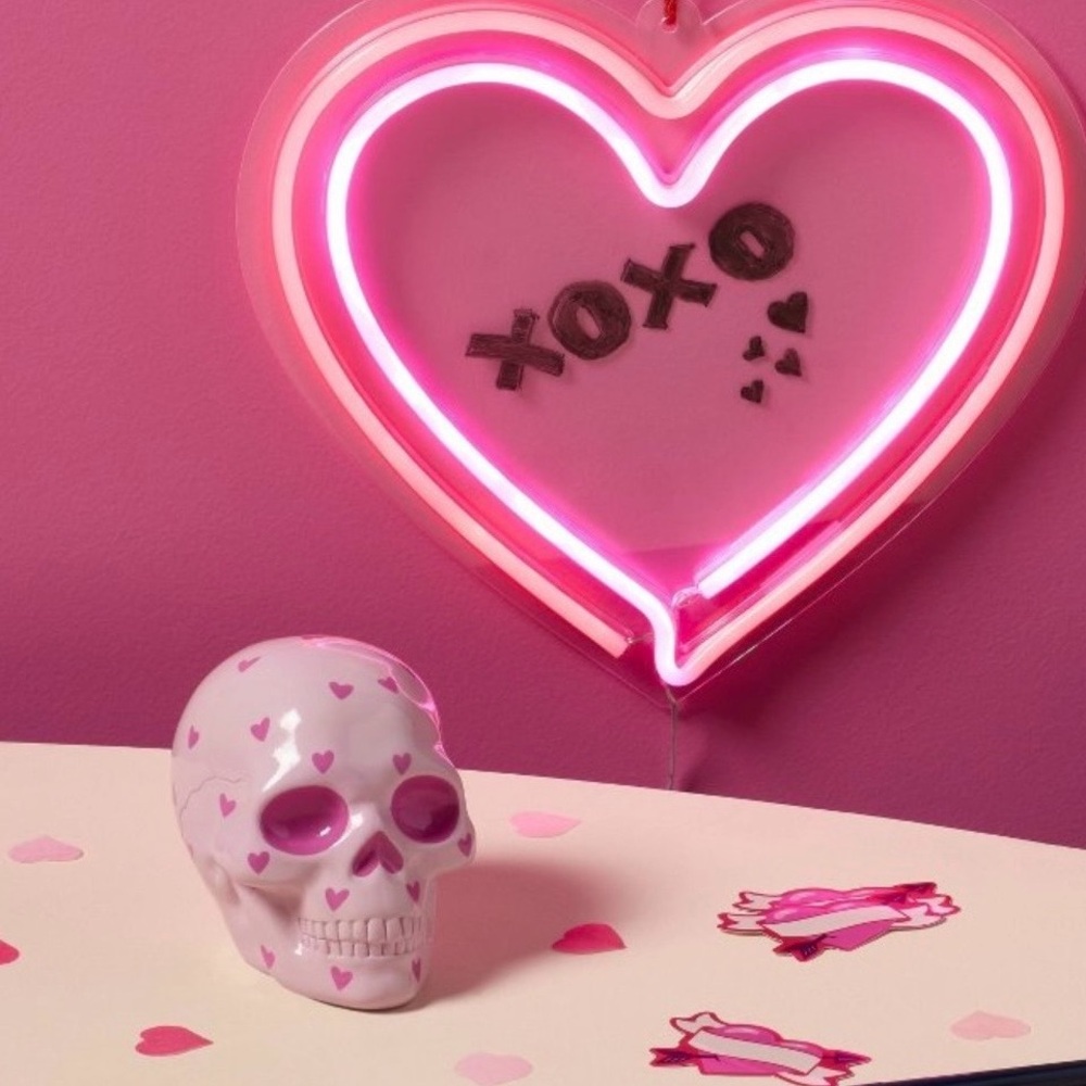 Decorative Pink Polyresin Skull with Hearts Sculpture - Think Valentine's Day! 🩷 - Picture 3 of 4
